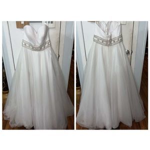 White Oleg Cassini Size 12 Ball gown dress